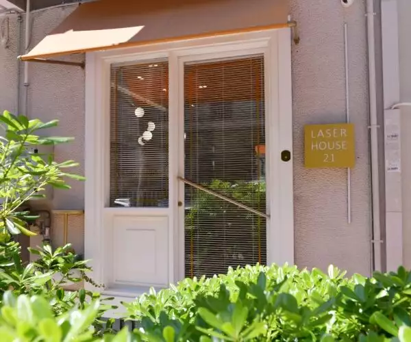 Laser House: Ένας minimal ιατρικός χώρος στο Κολωνάκι με το πιο εξελιγμένο μηχάνημα αποτρίχωσης