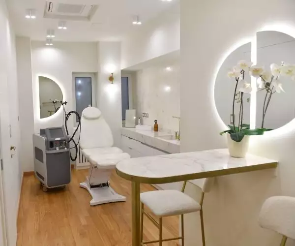 Laser House: Ένας minimal ιατρικός χώρος στο Κολωνάκι με το πιο εξελιγμένο μηχάνημα αποτρίχωσης