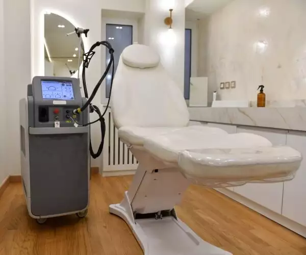 Laser House: Ένας minimal ιατρικός χώρος στο Κολωνάκι με το πιο εξελιγμένο μηχάνημα αποτρίχωσης