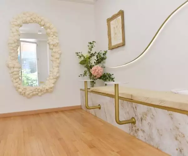 Laser House: Ένας minimal ιατρικός χώρος στο Κολωνάκι με το πιο εξελιγμένο μηχάνημα αποτρίχωσης